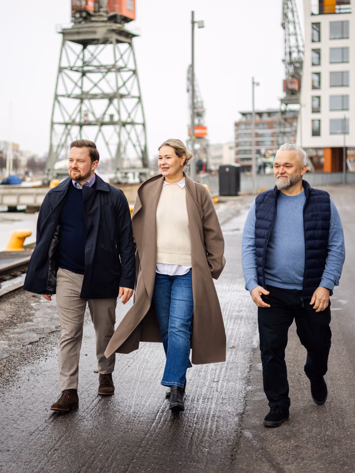 Hakastarin tiimi – Tommy Isoaho, Annina Isoaho ja Jan Nevalainen kävelemässä satama-alueella
